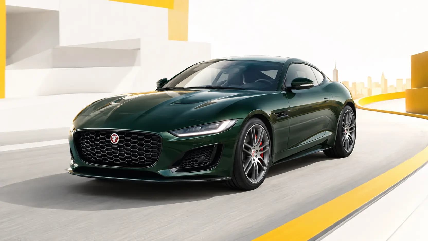 Automóvel Jaguar numa estrada no Luxemburgo