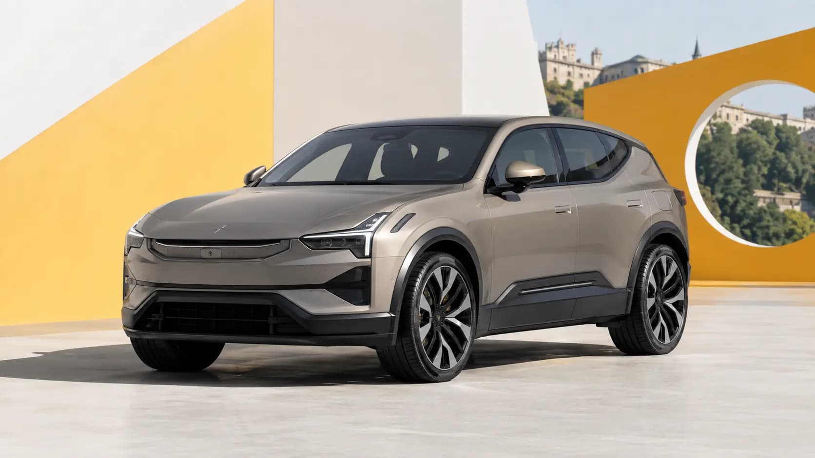 Automóvel elétrico Polestar na paisagem do Luxemburgo