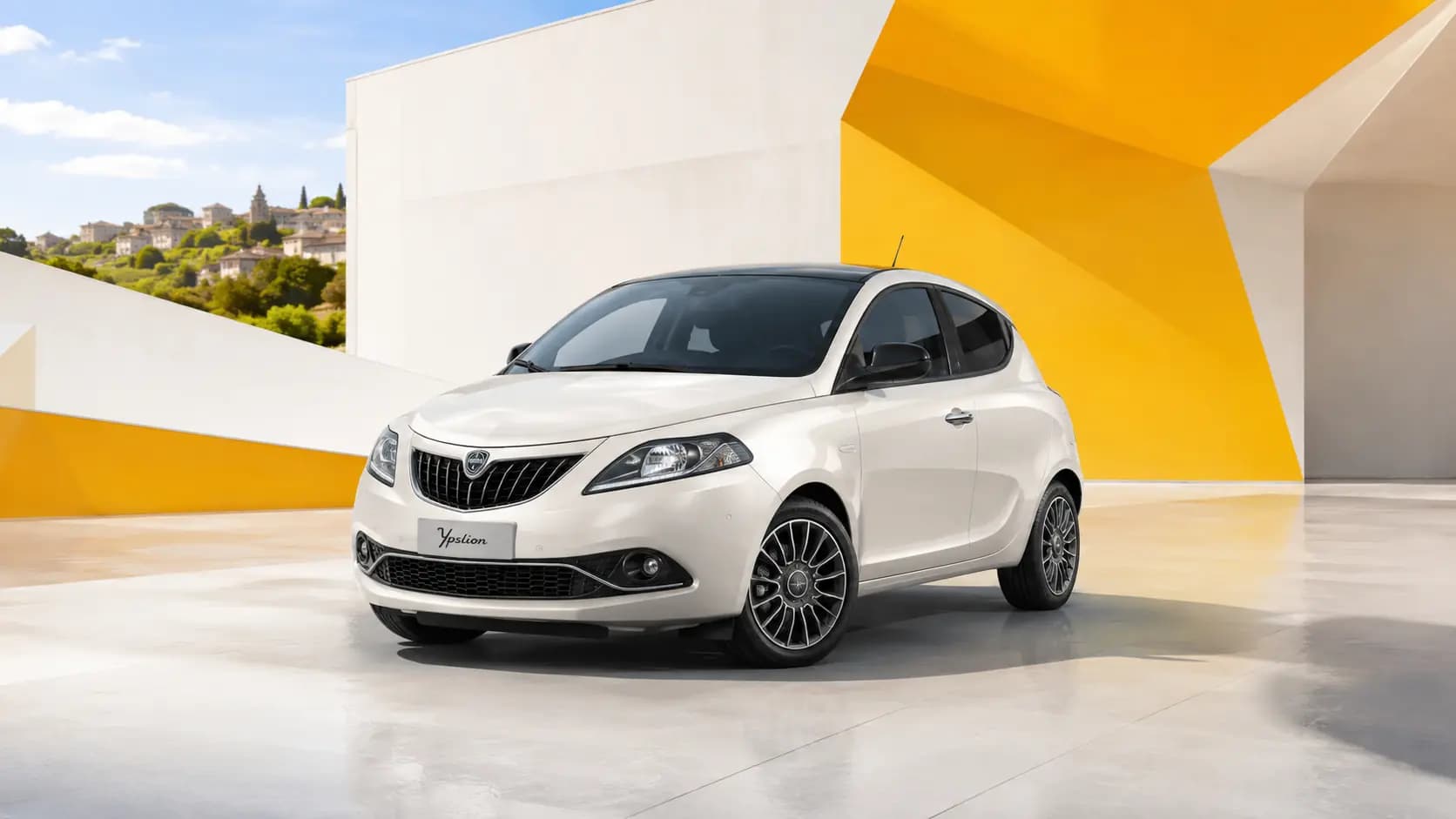 Lancia Ypsilon roulant sur une route pittoresque du Luxembourg