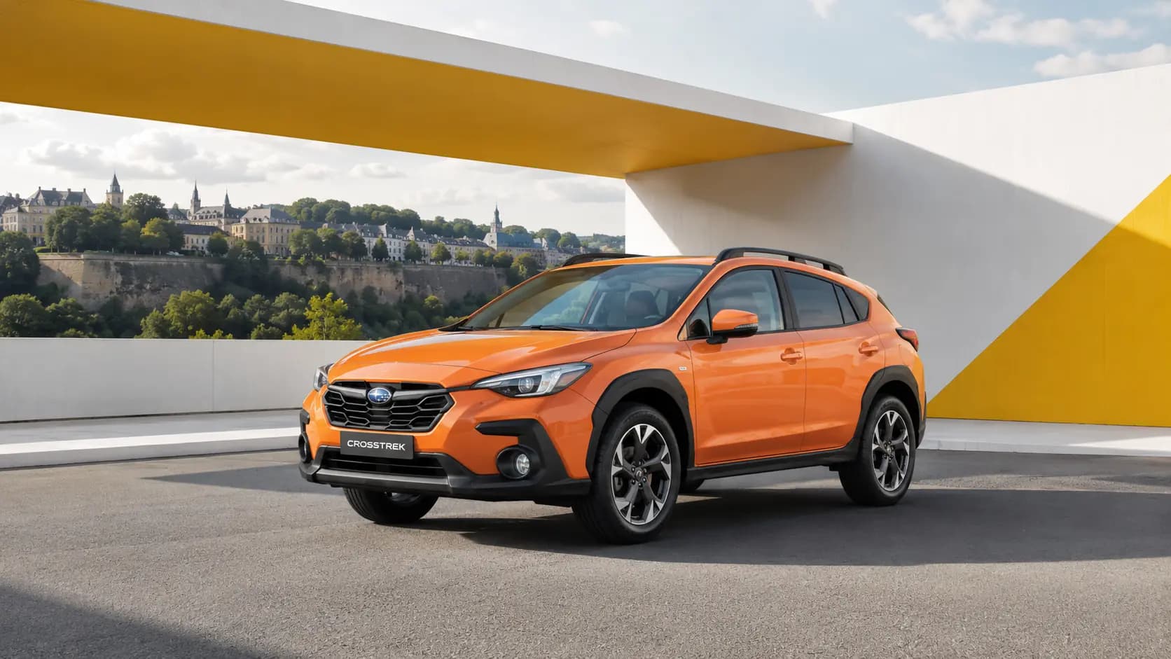 Subaru Crosstrek roulant sur une route pittoresque du Luxembourg