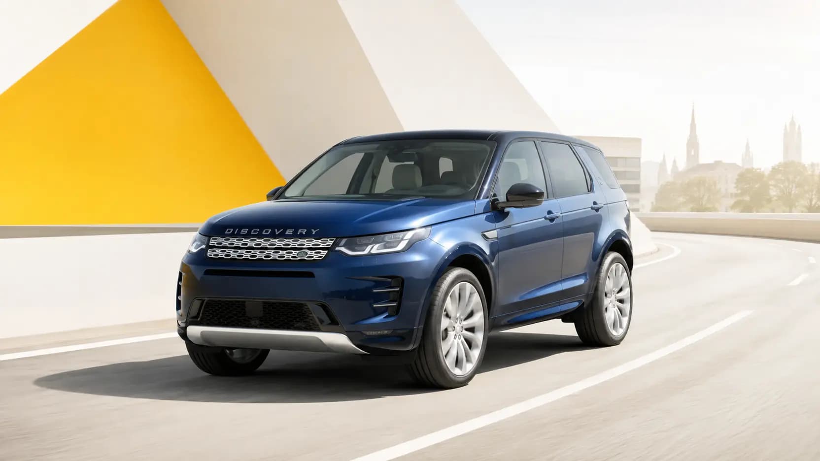 Véhicule Land Rover sur une route au Luxembourg