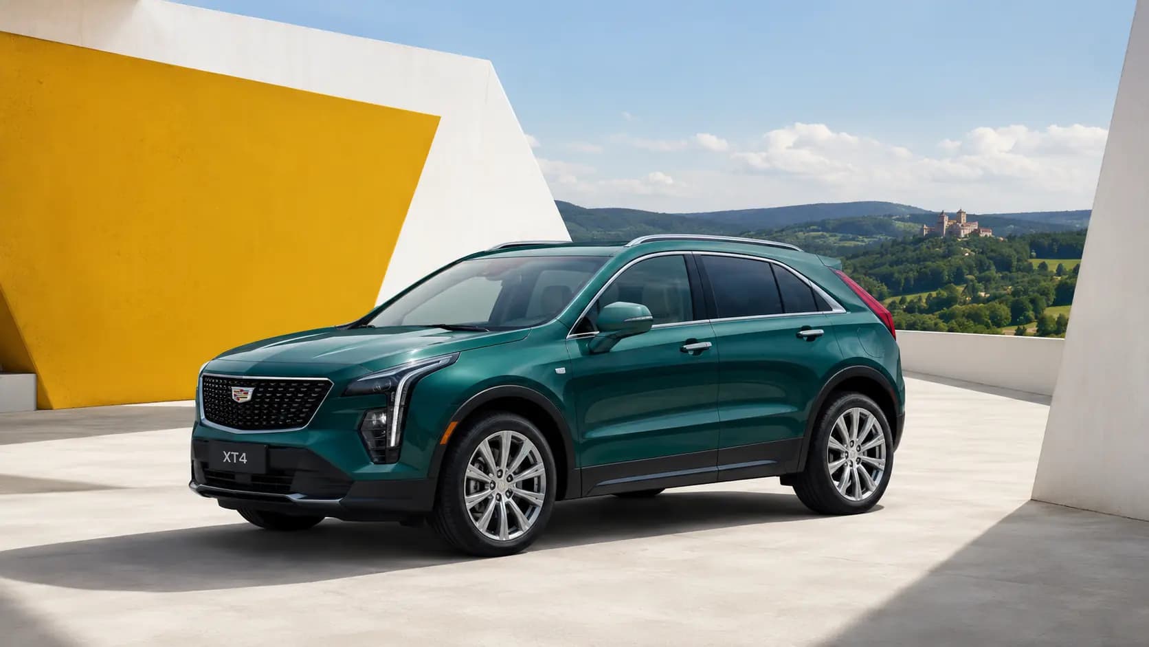 Cadillac XT4 auf einer landschaftlich reizvollen Straße in Luxemburg