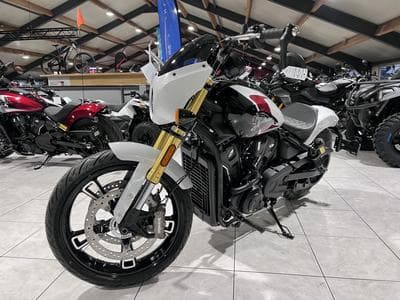 Indian 101 Scout Classic Ltd + Tech White  Metallic  w/ graphics (2026) - Photo 2