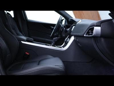 Jaguar XE D200 R-Dynamic S RWD Auto (2024) - Foto 10