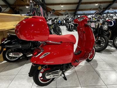 Vespa Primavera RED sans top case (2026) - Photo 3