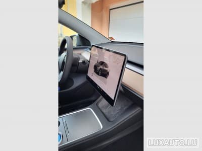 Tesla Model Y (2024) - Photo 2