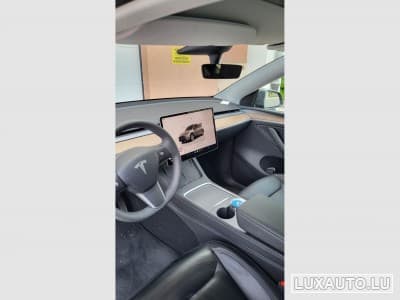 Tesla Model Y (2024) - Photo 8