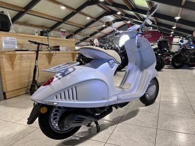 Vespa 946 Snake (2026) - Photo 3