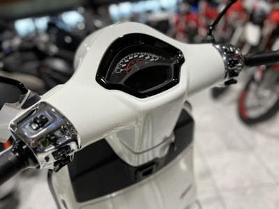 Vespa GTS 125 Blanc (2026) - Photo 5