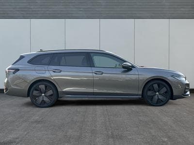 VW Passat Variant R-Line (2025) - Photo 5
