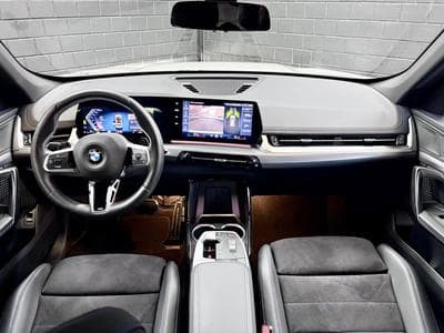 BMW X1 18i sDrive 136 CV M-Sport * Hayon * Caméra * Sièges chauffan (2025) - Photo 6