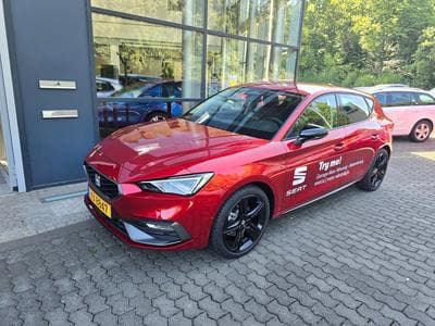 Seat Leon FR 1.5 eTSI 115cv DSG7 Black Edition (2025) - Photo 1