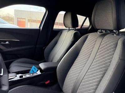 Peugeot 2008 2008 Hybrid 145 e-DSC Allure (2025) - Foto 5