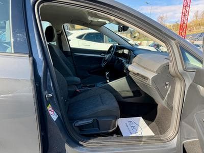 VW Golf VIII 1.0 eTSI 110 Life NAVI/CAM/ACC (2022) - Photo 9