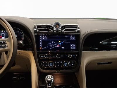 Bentley Bentayga V8 Azure (2023) - Photo 8