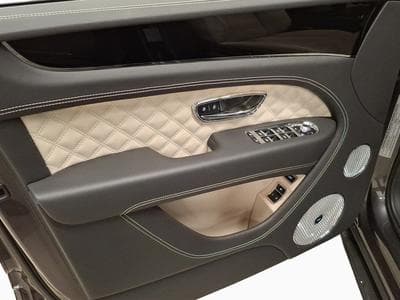 Bentley Bentayga V8 Azure (2023) - Photo 12