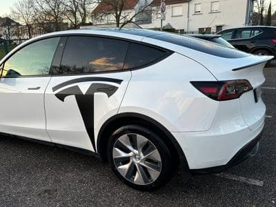 Tesla Model Y Long Range AWD + attelage remorque (2022) - Photo 1