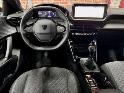 Peugeot 2008 2008 1.2 101cv ALLURE  Navi/camera/Jalu 17 (2024) - Photo 4