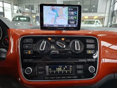 VW UP 1.0 TSI 75 HIGHLINE, NAVI, CUIR, PANORAMA, SIEGES CHAUFF., (2016) - Photo 12