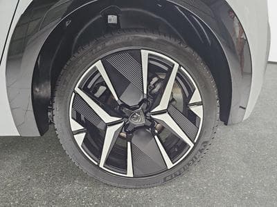 Peugeot 208 1.2 PureTech Hýbrid 110 E-DSC6 GT (2025) - Photo 6