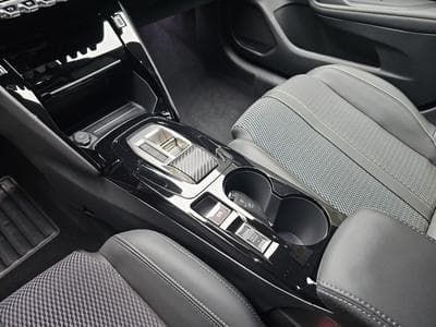 Peugeot 208 1.2 PureTech Hýbrid 110 E-DSC6 GT (2025) - Photo 12