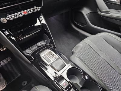 Peugeot 208 1.2 PureTech Hýbrid 110 E-DSC6 GT (2025) - Photo 13