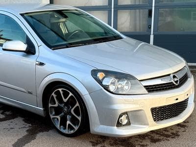 Opel Astra OPC-Line (2009) - Photo 1