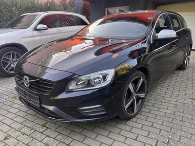 Volvo V60 Kombi Momentum R-Design (2019) - Photo 1