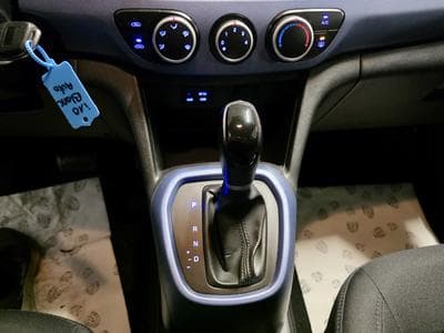 Hyundai i10 1.0 AUTO CLIM NAVI (2019) - Foto 9