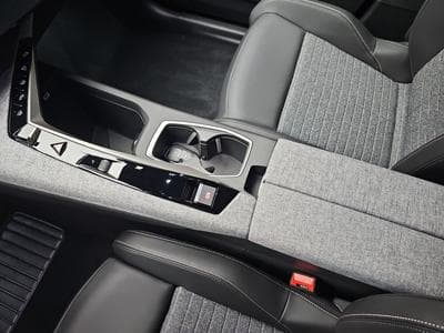 Peugeot 5008 1.2 PureTech 146 e-DSC6 ALLURE (2025) - Photo 12