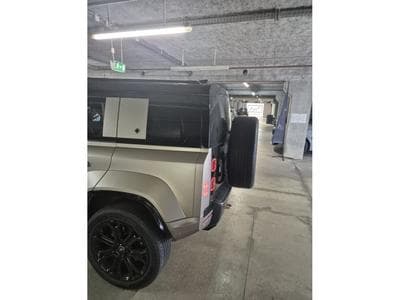 Land-Rover Defender V8 4.4 P635 110 OCTA Petra Copper SHZ LEDER KAMERA*PANO*MERI (2025) - Foto 6