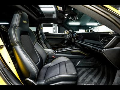 Porsche 911 (992.1) CARRERA T PDK - PACK SPORTDESIGN BLACK – RACING YELL (2023) - Foto 13