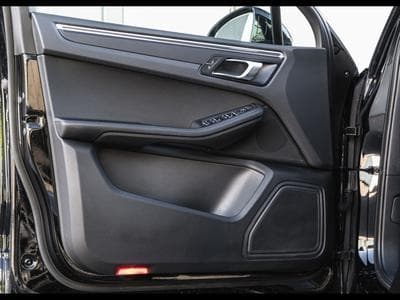 Porsche Macan III T PDK (2023) - Photo 8