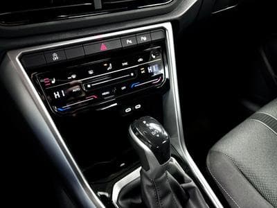 VW T-Roc Life 150 CV TSI DSG7 ** Attelage ** Pneus 4 Saisons** (2024) - Photo 13