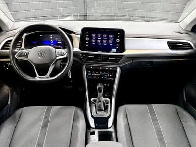 VW T-Roc Life 150 CV TSI DSG7 ** Attelage ** Pneus 4 Saisons** (2024) - Photo 8