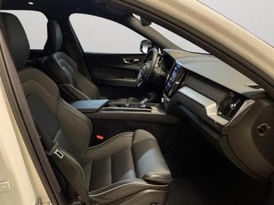 Volvo XC60 B4 Plus Dark / Diesel (2022) - Foto 15