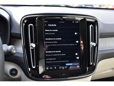 Volvo XC40 2.0 B3 MHEV Plus Dark DCT MEMO HARMAN PILOT ATT RMQ NEUF (2024) - Photo 12