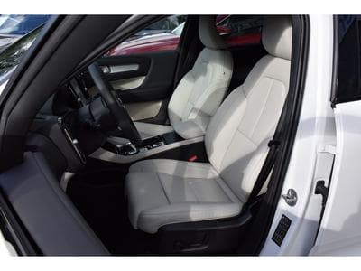 Volvo XC40 2.0 B3 MHEV Plus Dark DCT MEMO HARMAN PILOT ATT RMQ NEUF (2024) - Photo 6