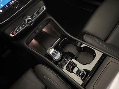 Volvo XC40 B3 HYBDRIDE ULTIMATE PLUS DARK (2024) - Photo 10