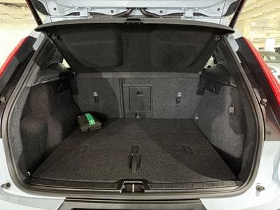 Volvo XC40 B3 HYBDRIDE ULTIMATE PLUS DARK (2024) - Photo 12