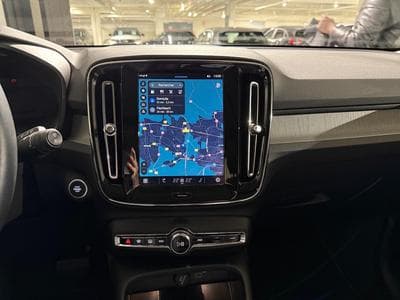 Volvo XC40 B3 HYBDRIDE ULTIMATE PLUS DARK (2024) - Photo 3