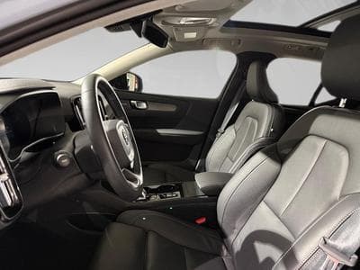 Volvo XC40 B3 HYBDRIDE ULTIMATE PLUS DARK (2024) - Photo 4