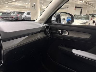 Volvo XC40 B3 HYBDRIDE ULTIMATE PLUS DARK (2024) - Photo 9