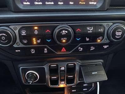 Jeep Wrangler LIMITED OVERLAND (2020) - Photo 13