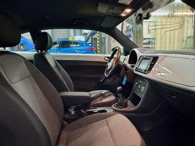 VW Beetle Beetle 2.0 TDi 110cv Navig/ClimaA/Park/jALU16/BT (2015) - Foto 8