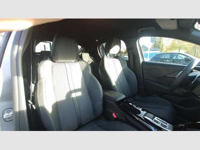 Peugeot 208 GT Mild-Hybrid 100 (2024) - Photo 6