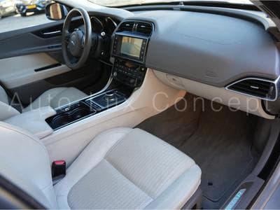 Jaguar XE Portfolio 20t (2016) - Photo 6