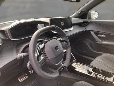 Peugeot 2008 1.2 Hybrid 145 E-DSC6 GT (2025) - Foto 10