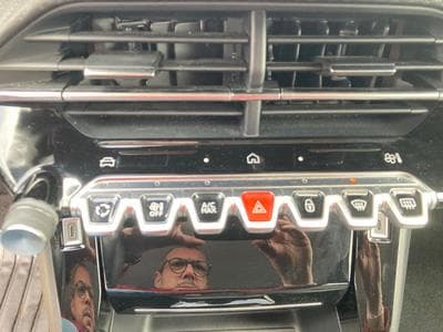 Peugeot 208 1.2 PureTech Hýbrid 110 E-DSC6 Allure (2025) - Foto 13