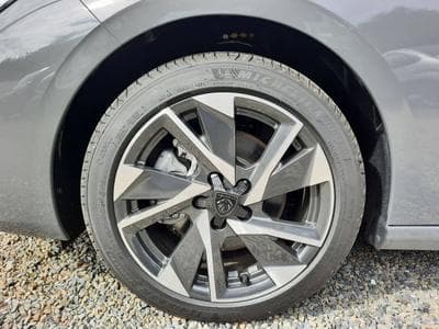 Peugeot 308 1.5 BlueHDI 130 EAT8 ALLURE (2025) - Photo 5